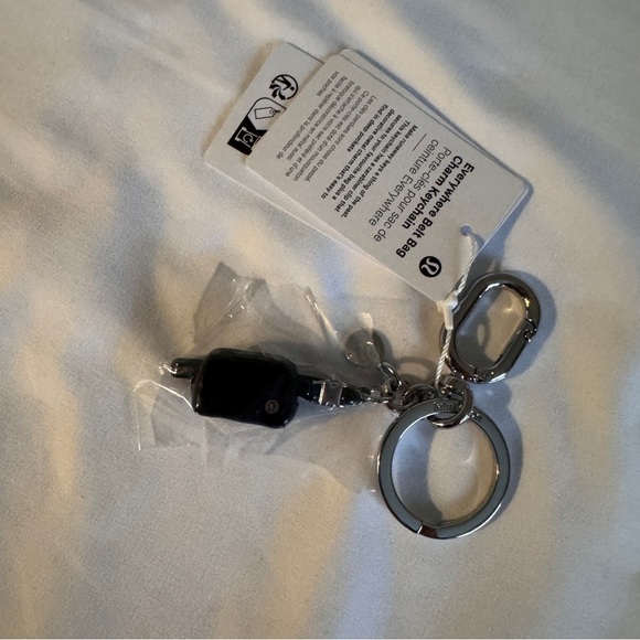 🆕🖤 Lululemon Everywhere Belt Bag Charm Keychain Black - Picture 2 of 3